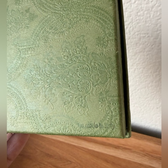 Gucci Embossed Green Gift Box - Picture 4 of 4